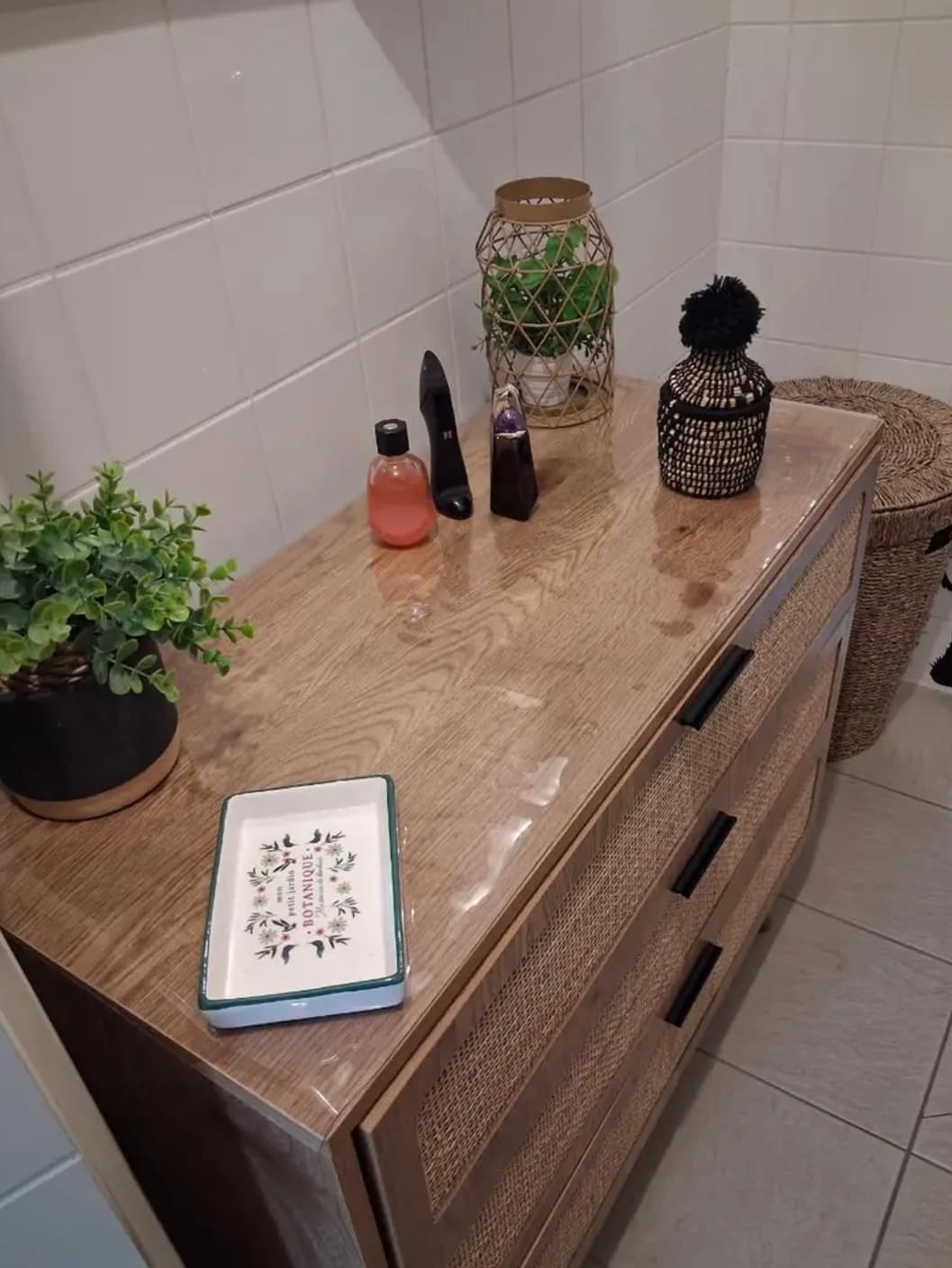 Przezroczysta folia ochronna na blacie stołu w jadalni