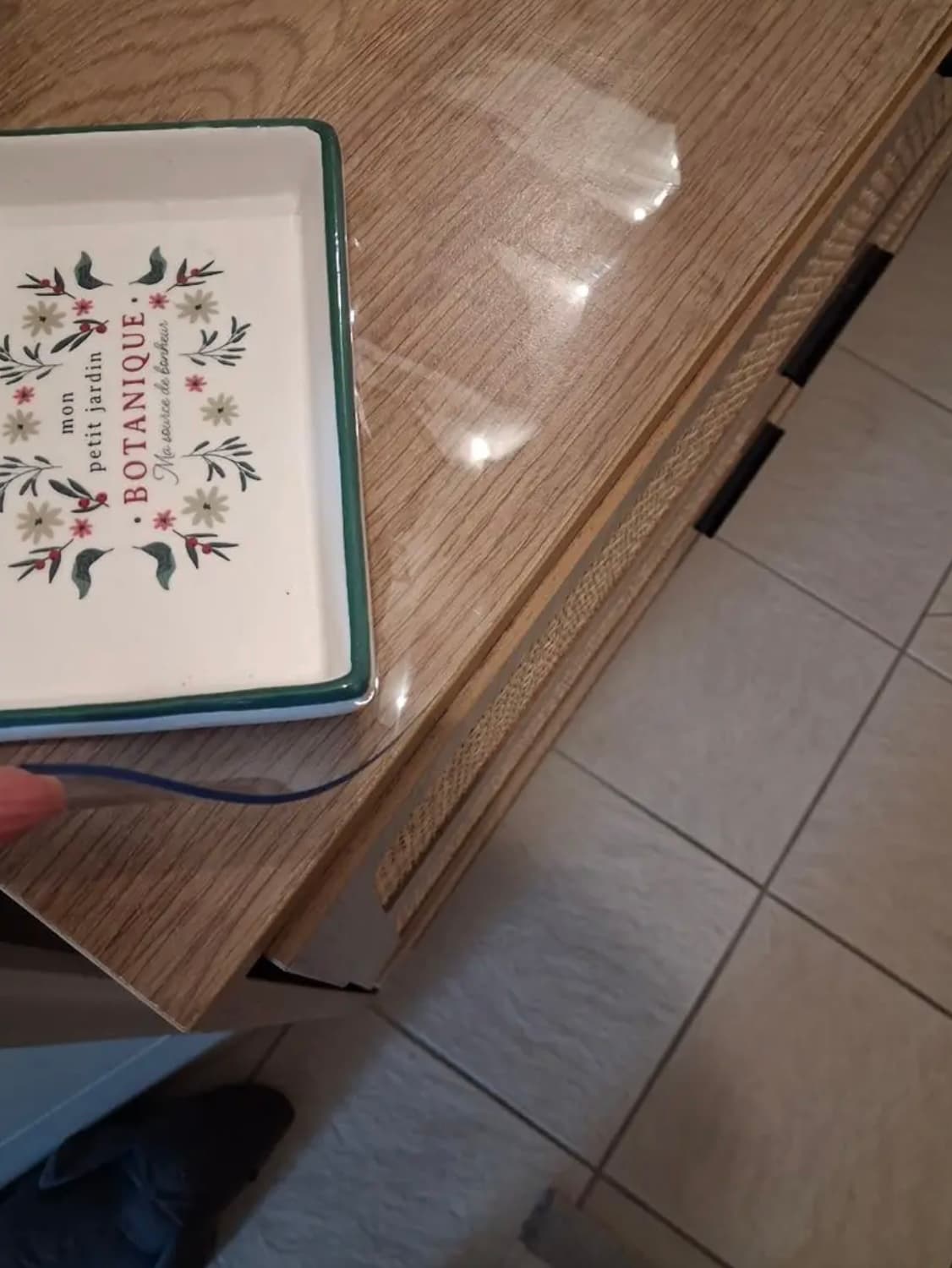 Elastyczna mata ochronna uniesiona z rogu stołu — miękkie szkło